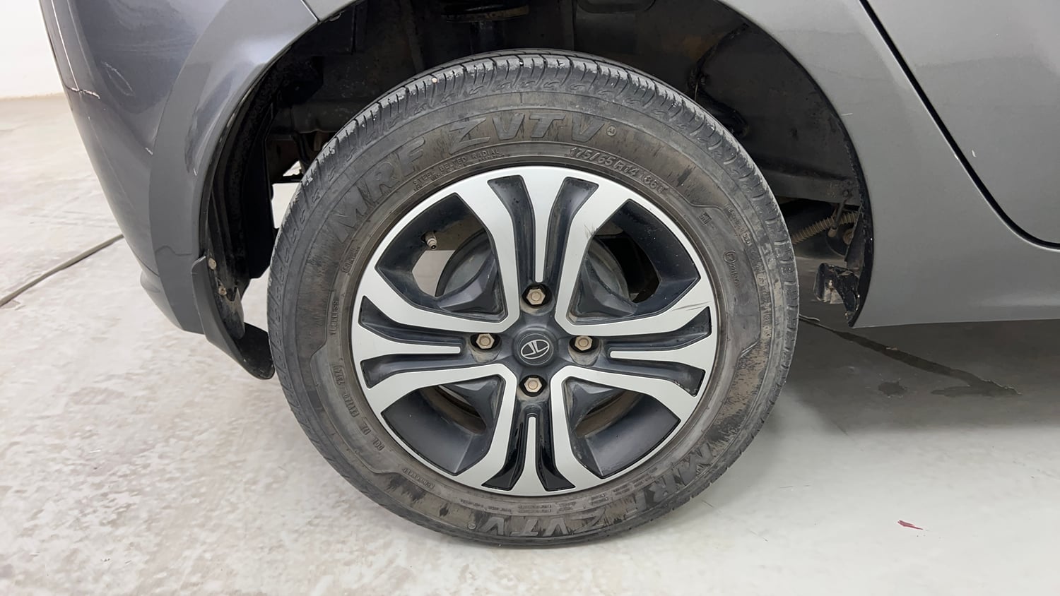 Used 2024 Tata Tiago XZA Plus iCNG Cng Automatic tyres RIGHT REAR TYRE RIM VIEW