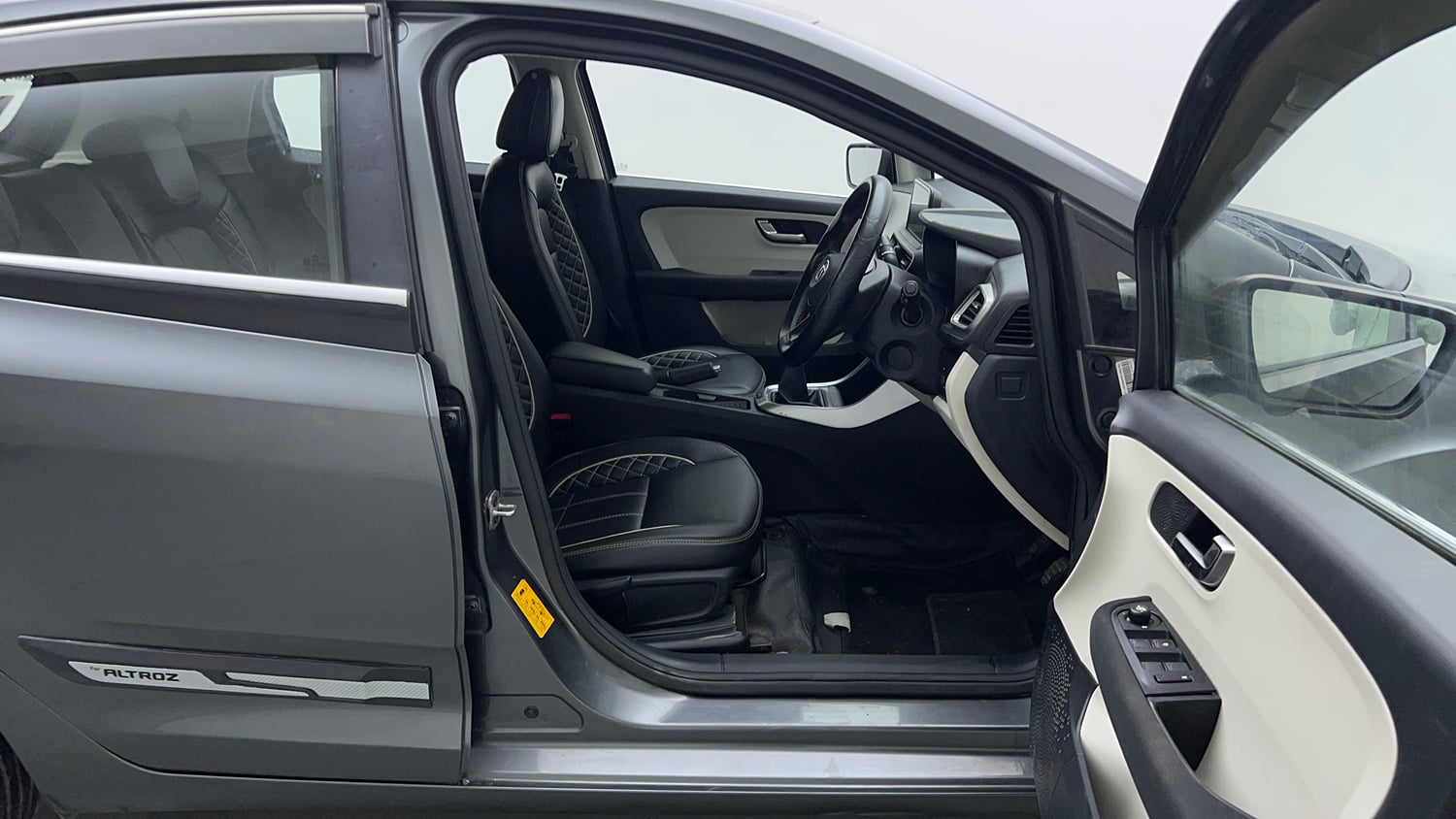 Used 2022 Tata Altroz XZ i-Turbo Petrol Petrol Manual interior RIGHT SIDE FRONT DOOR CABIN VIEW