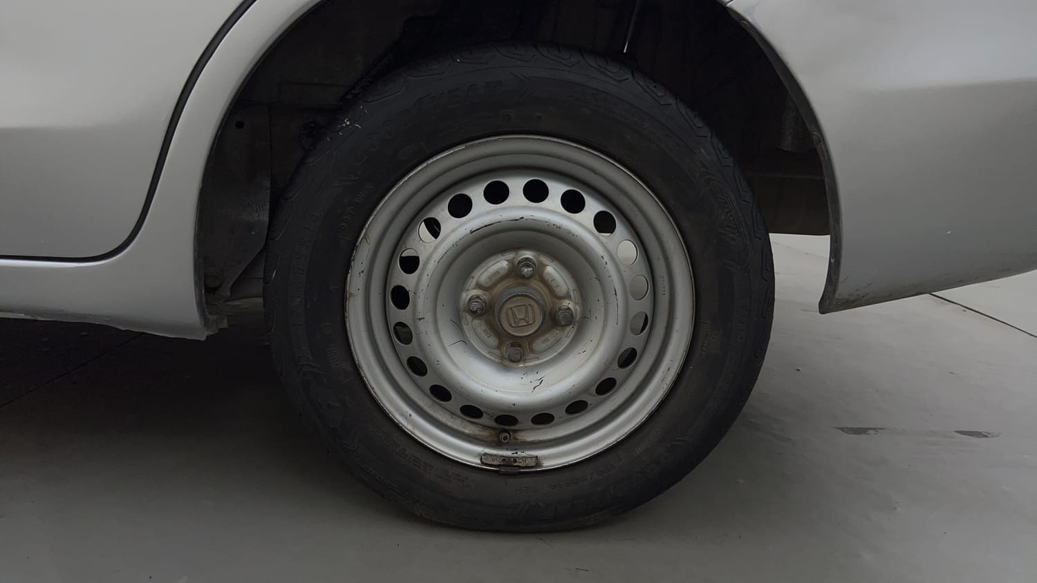 Used 2013 Honda Amaze 1.2 EX i-VTEC Petrol Manual tyres LEFT REAR TYRE RIM VIEW