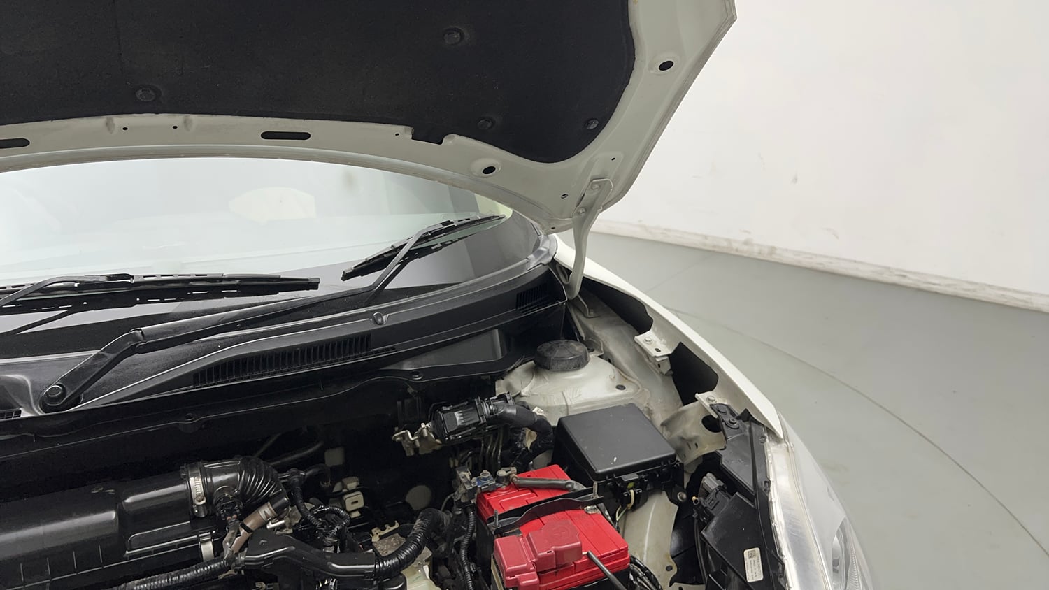 Used 2018 Maruti Suzuki Dzire VXi AMT Petrol Automatic engine ENGINE LEFT SIDE HINGE & APRON VIEW
