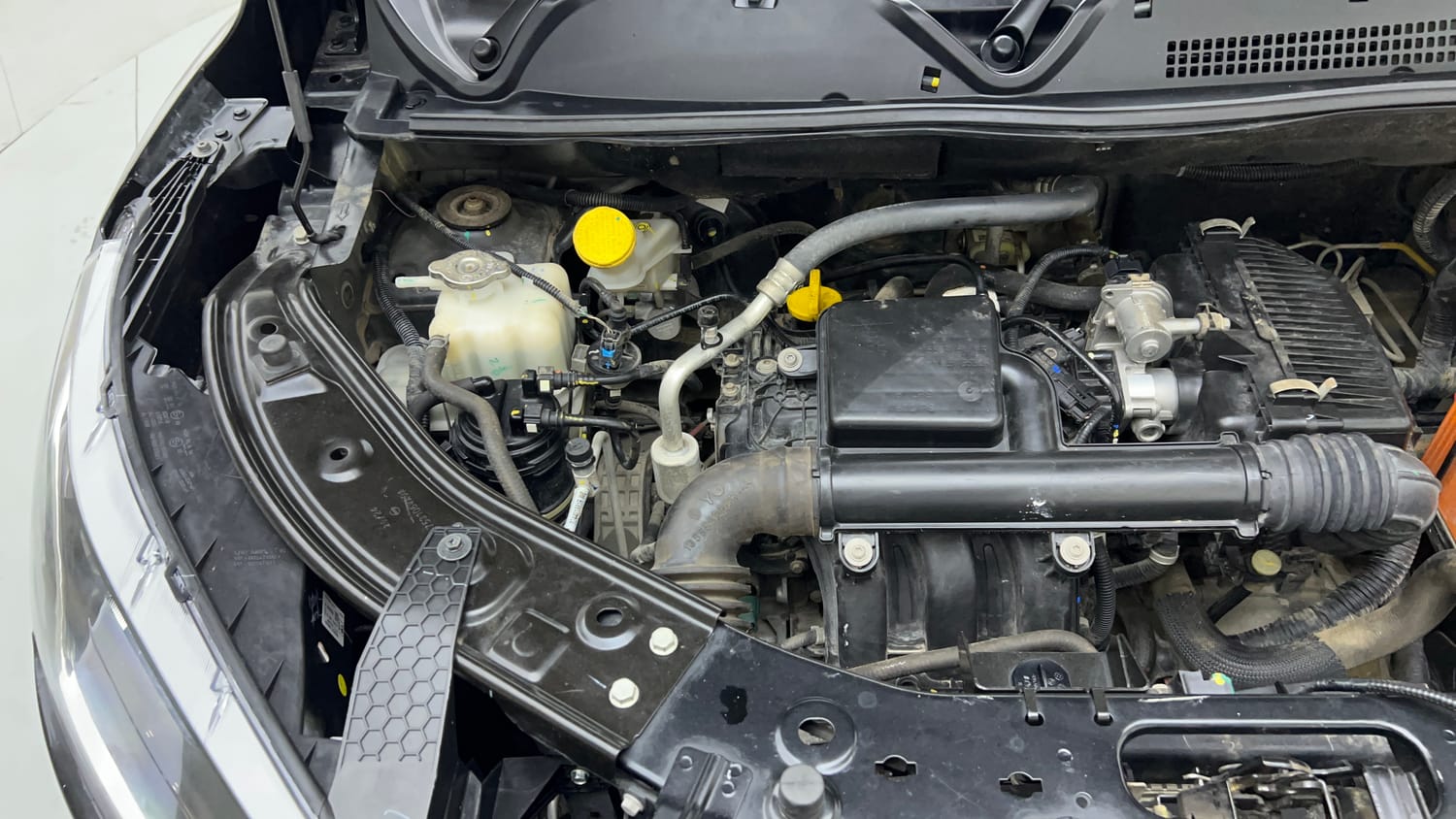 Used 2024 Nissan Magnite XE Petrol Manual engine ENGINE RIGHT SIDE VIEW