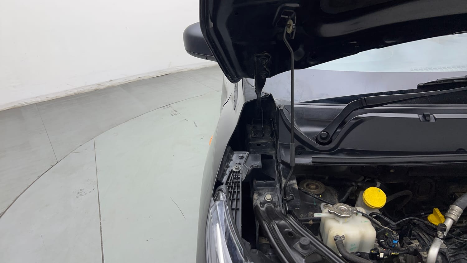 Used 2024 Nissan Magnite XE Petrol Manual engine ENGINE RIGHT SIDE HINGE & APRON VIEW