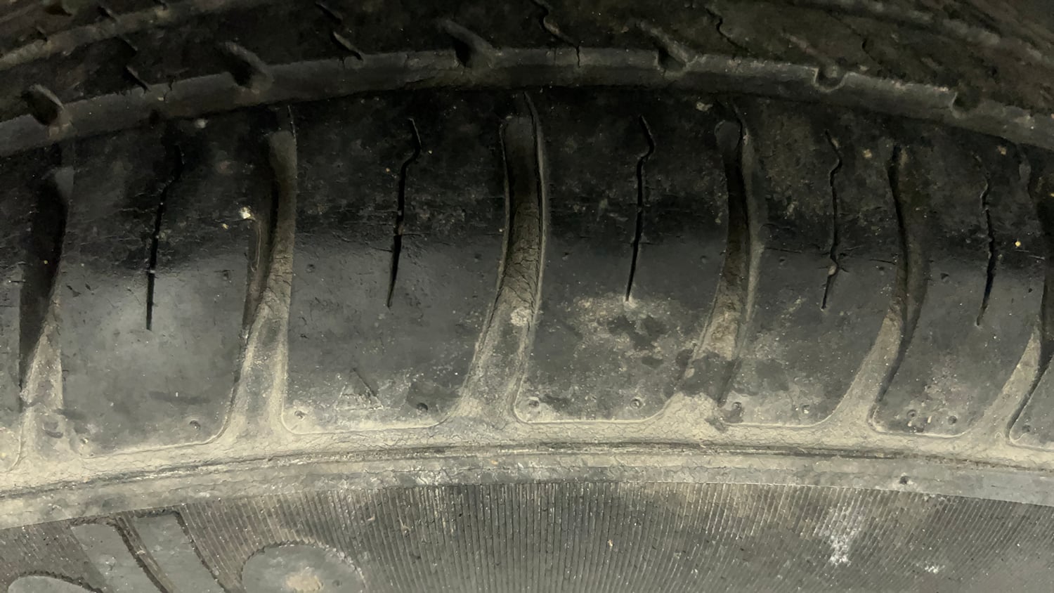 Used 2019 Maruti Suzuki Swift VXi Petrol Manual tyres LEFT REAR TYRE TREAD VIEW