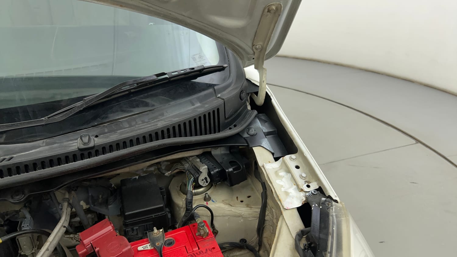 Used 2015 Maruti Suzuki Wagon R VXI Petrol Manual engine ENGINE LEFT SIDE HINGE & APRON VIEW