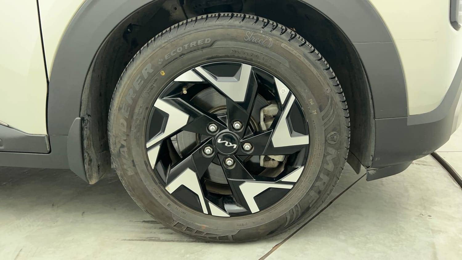 Used 2025 Kia Carens Clavis HTX Plus 1.5 Turbo Petrol 7STR DCT Petrol Automatic tyres RIGHT FRONT TYRE RIM VIEW
