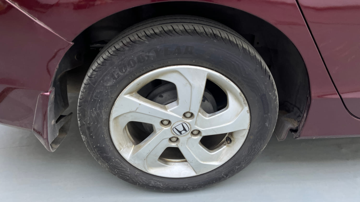 Used 2015 Honda City VX CVT Petrol Automatic tyres RIGHT REAR TYRE RIM VIEW