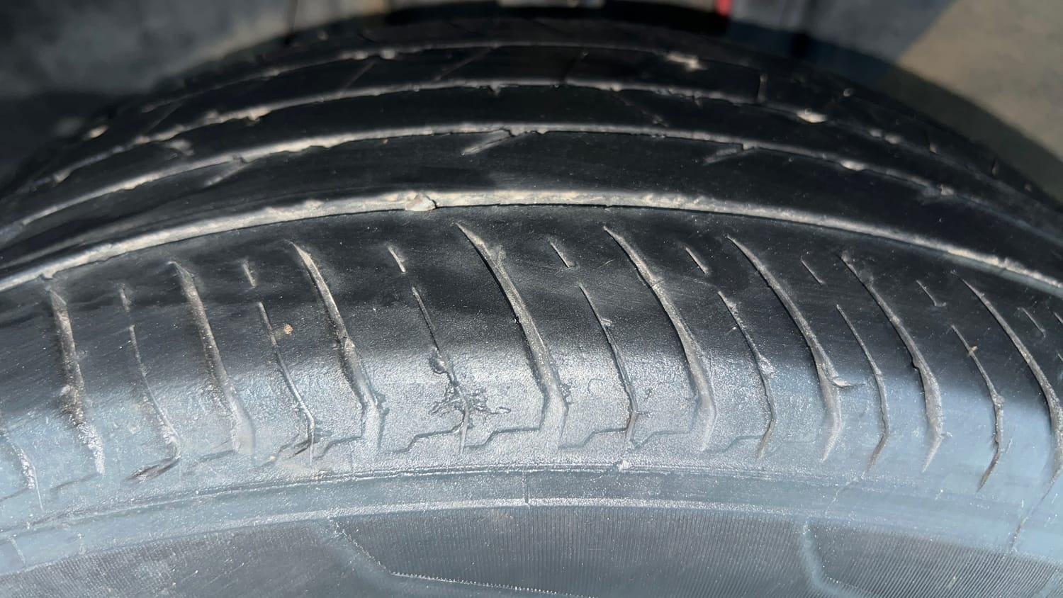 Used 2024 Nissan Magnite XE Petrol Manual tyres LEFT FRONT TYRE TREAD VIEW
