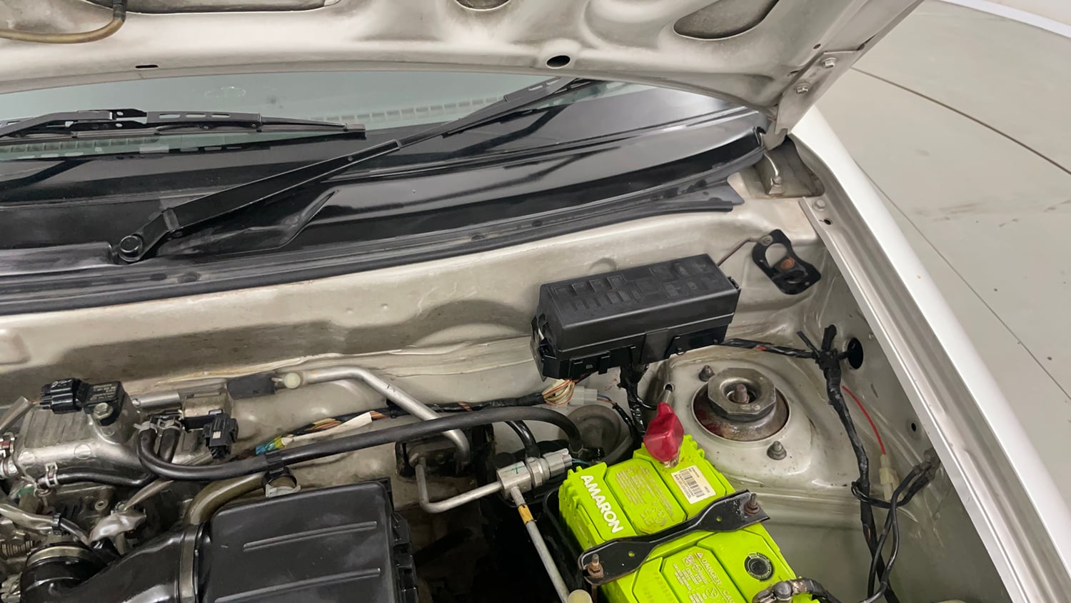 Used 2012 Maruti Suzuki Alto LXi BS-IV Petrol Manual engine ENGINE LEFT SIDE HINGE & APRON VIEW