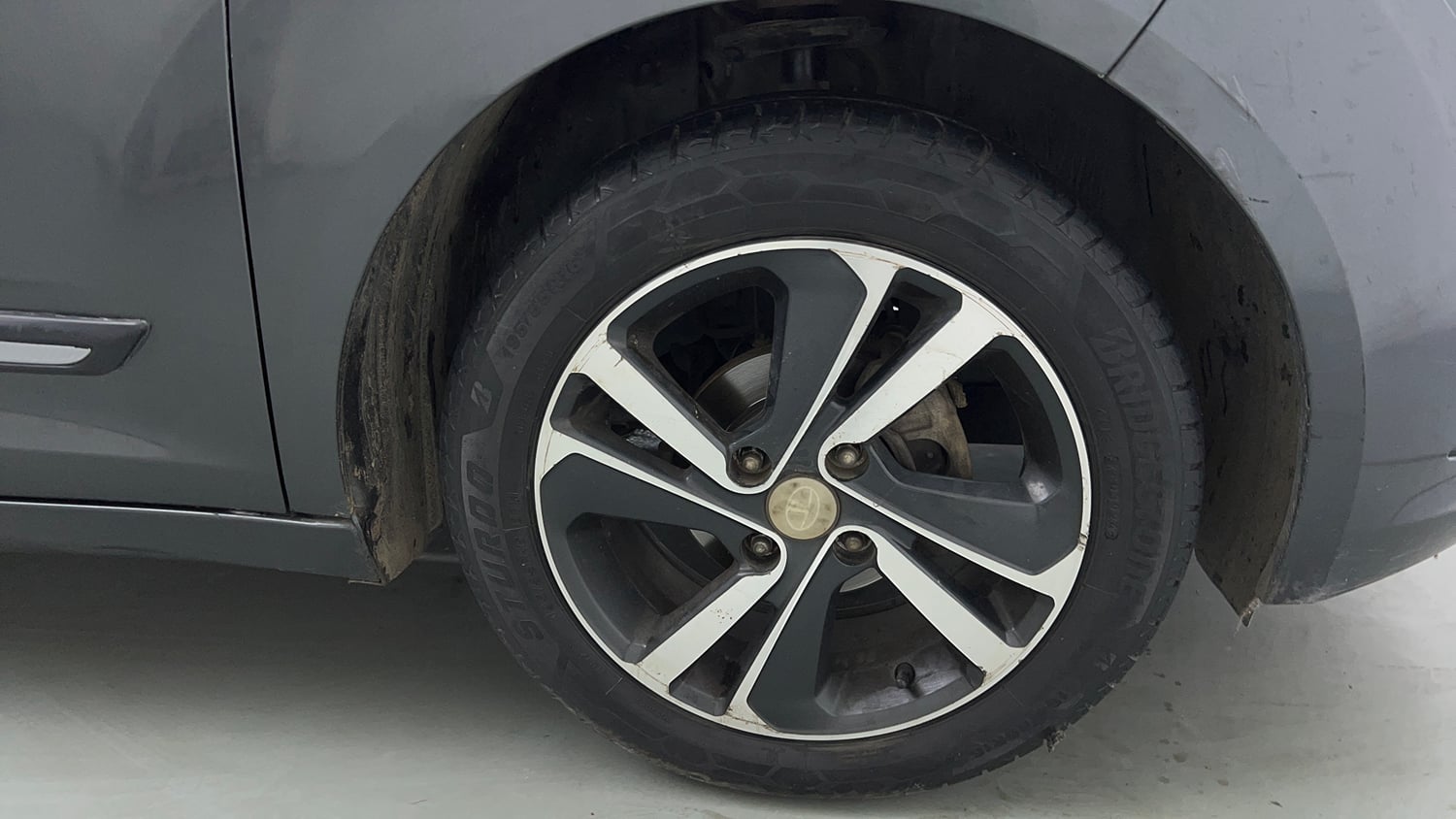 Used 2022 Tata Altroz XZ i-Turbo Petrol Petrol Manual tyres RIGHT FRONT TYRE RIM VIEW