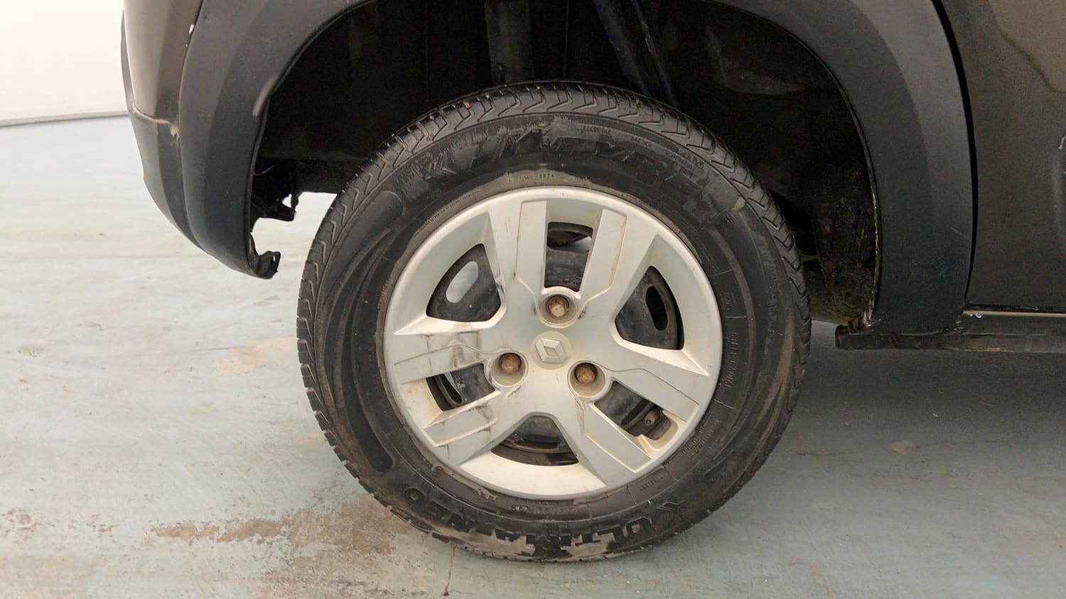 Used 2018 Renault Kwid RXL Petrol Manual tyres RIGHT REAR TYRE RIM VIEW