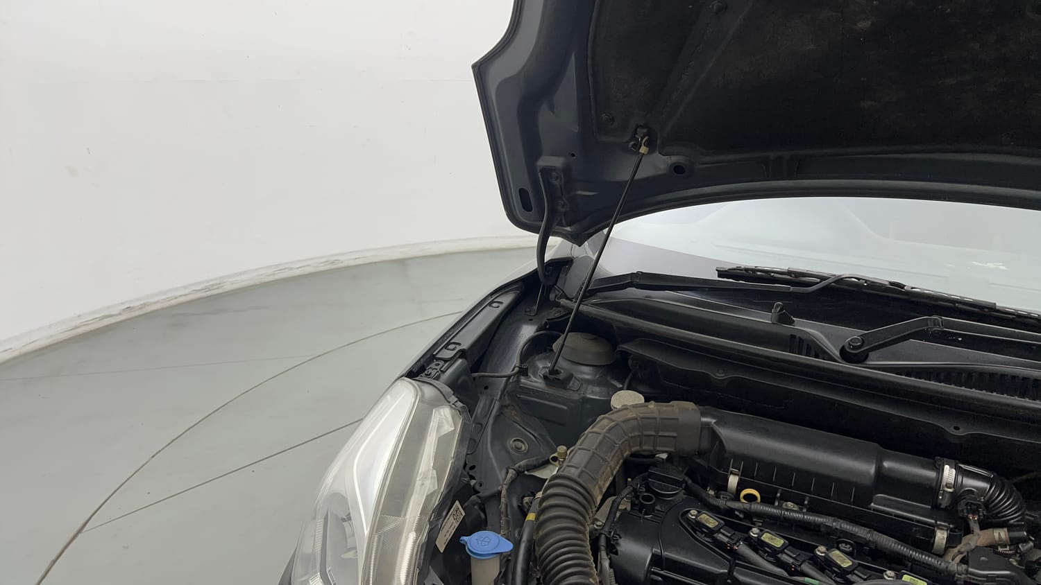 Used 2018 Maruti Suzuki Baleno Delta 1.2 Petrol Manual engine ENGINE RIGHT SIDE HINGE & APRON VIEW