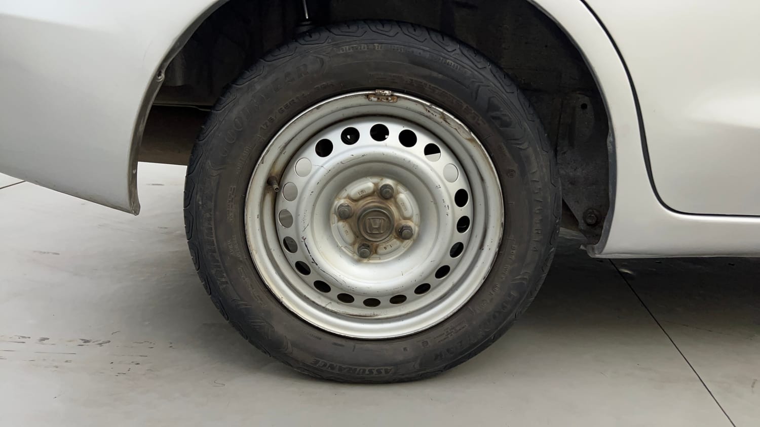Used 2013 Honda Amaze 1.2 EX i-VTEC Petrol Manual tyres RIGHT REAR TYRE RIM VIEW