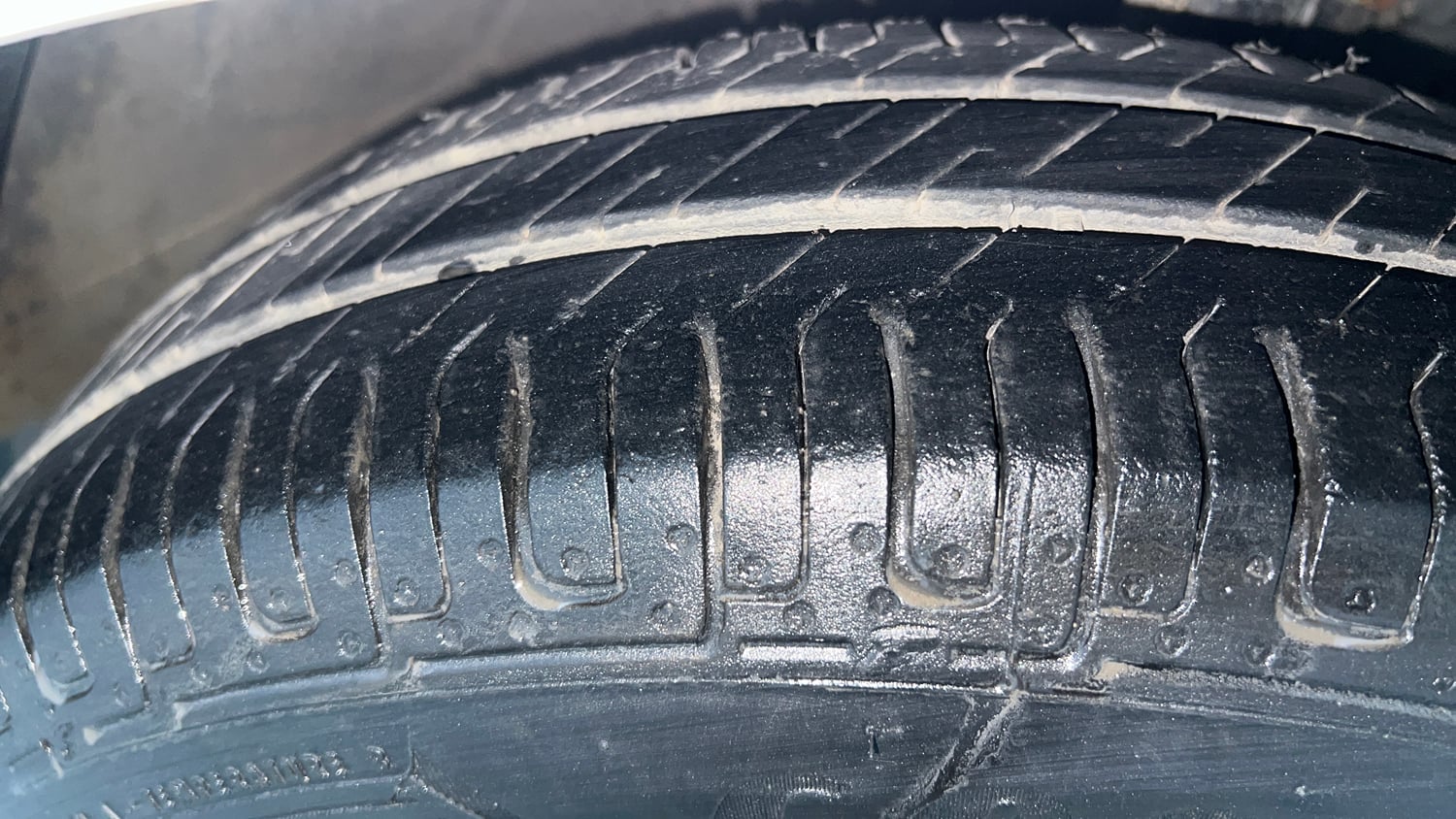 Used 2018 Maruti Suzuki Dzire VXi AMT Petrol Automatic tyres RIGHT FRONT TYRE TREAD VIEW