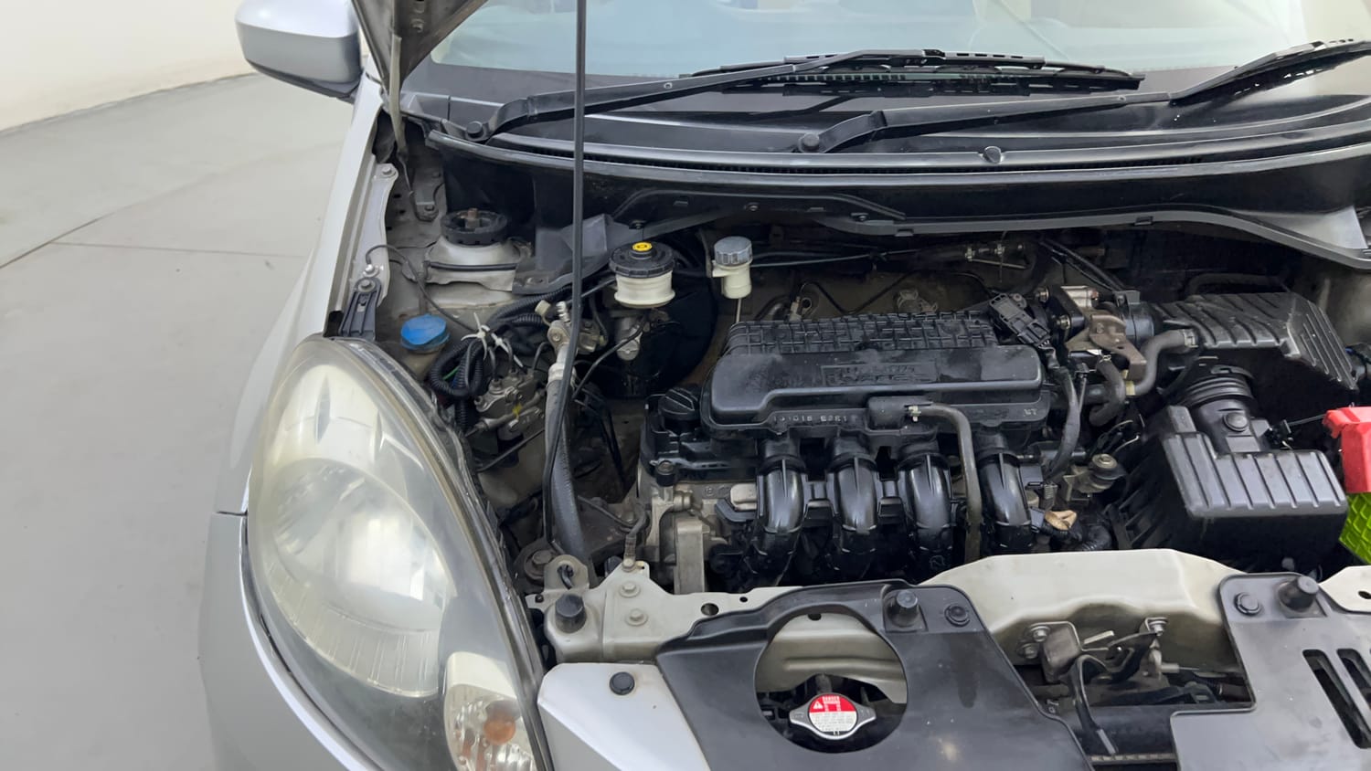 Used 2013 Honda Amaze 1.2 EX i-VTEC Petrol Manual engine ENGINE RIGHT SIDE HINGE & APRON VIEW