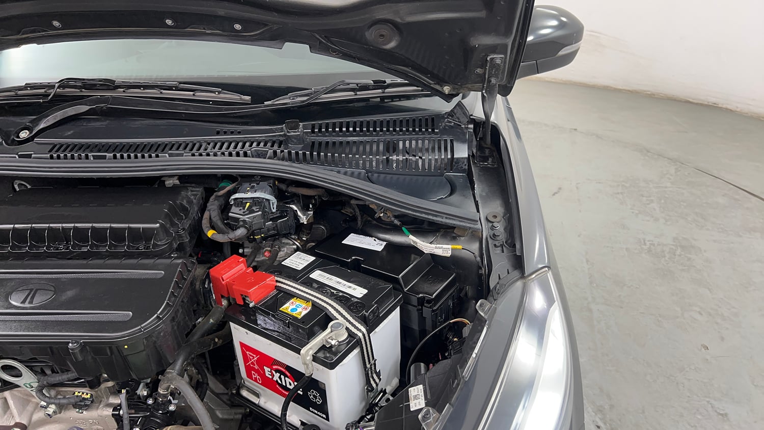 Used 2024 Tata Tiago XZA Plus iCNG Cng Automatic engine ENGINE LEFT SIDE HINGE & APRON VIEW