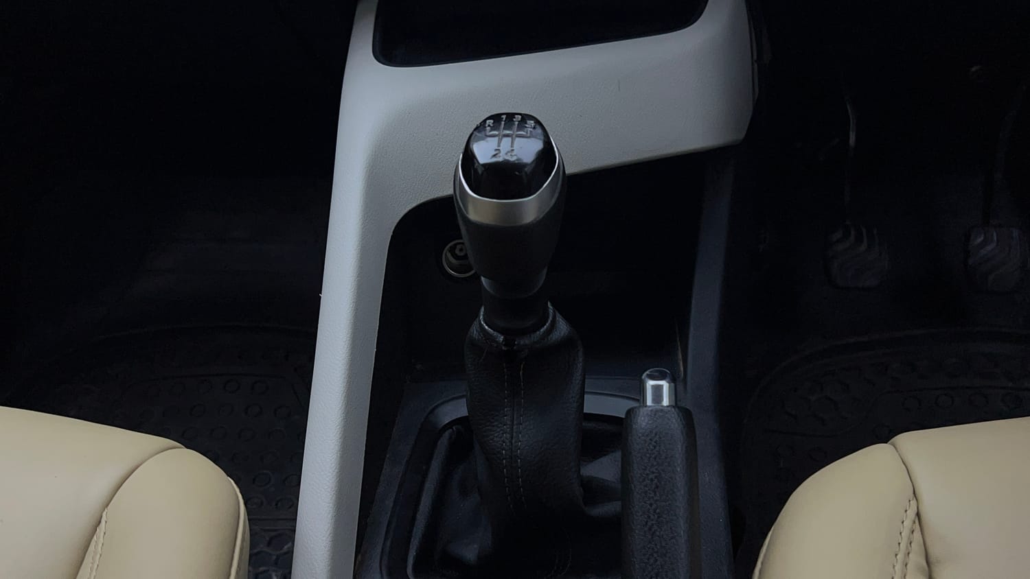 Used 2024 Nissan Magnite XE Petrol Manual interior GEAR  KNOB VIEW
