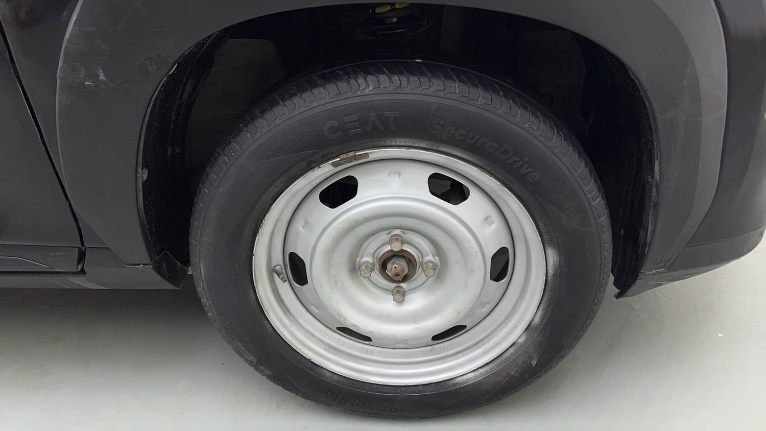 Used 2024 Nissan Magnite XE Petrol Manual tyres RIGHT FRONT TYRE RIM VIEW
