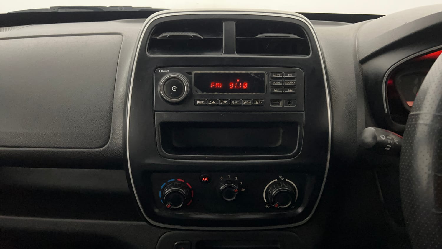 Used 2018 Renault Kwid RXL Petrol Manual interior MUSIC SYSTEM & AC CONTROL VIEW