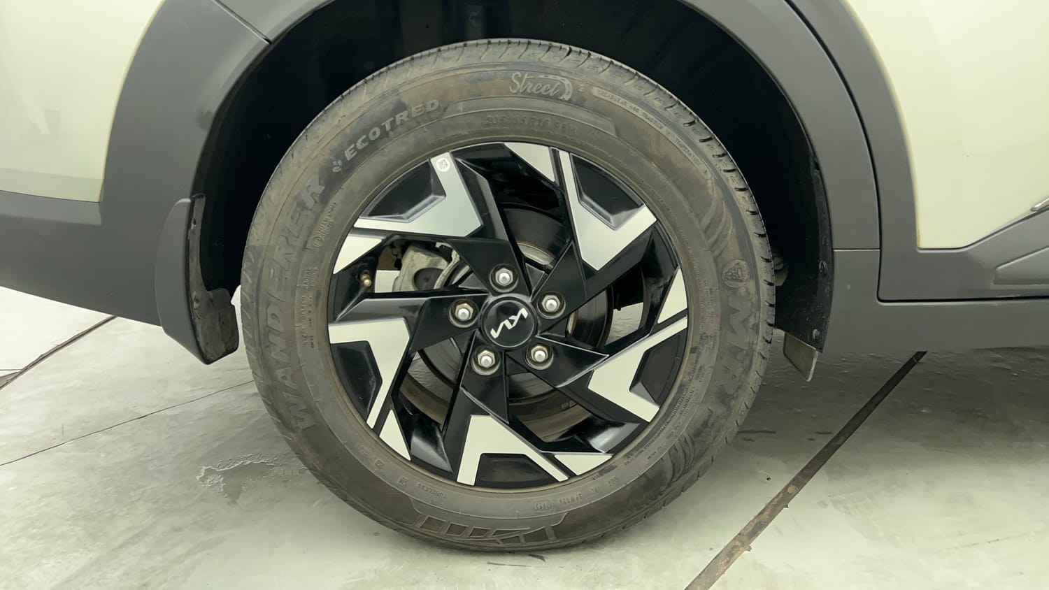 Used 2025 Kia Carens Clavis HTX Plus 1.5 Turbo Petrol 7STR DCT Petrol Automatic tyres RIGHT REAR TYRE RIM VIEW