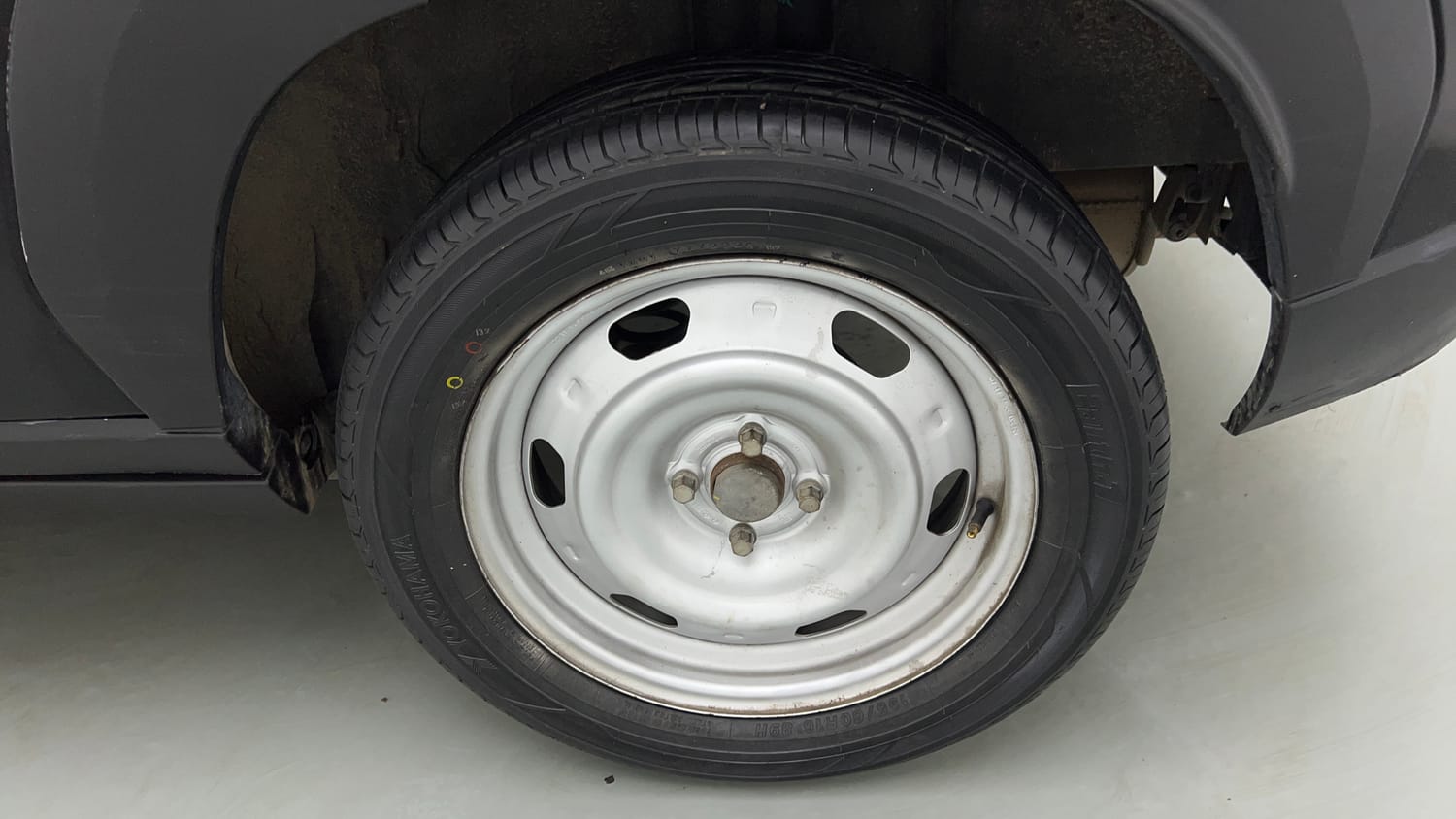 Used 2024 Nissan Magnite XE Petrol Manual tyres LEFT REAR TYRE RIM VIEW