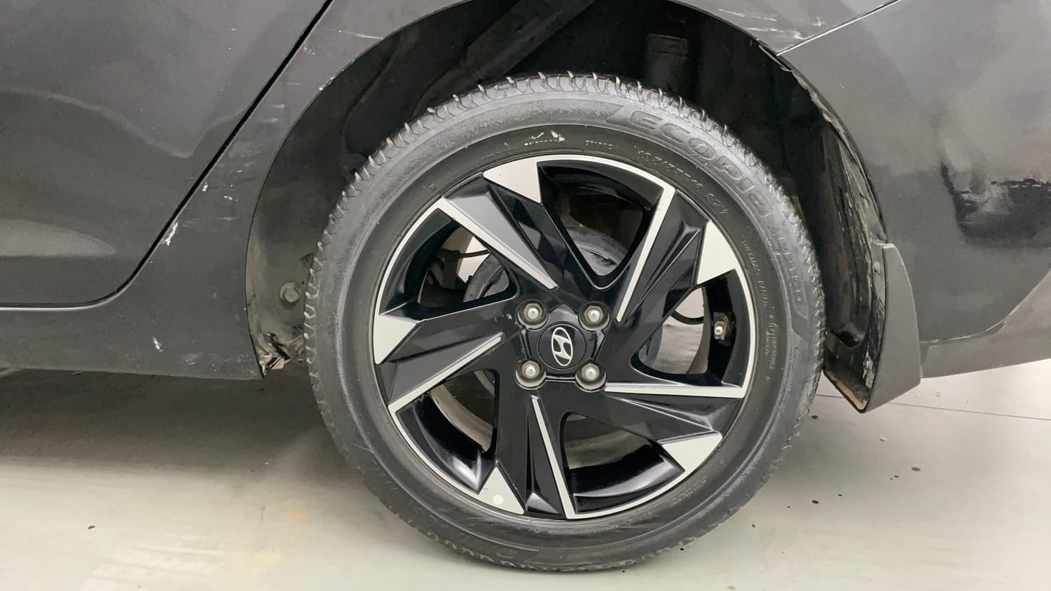 Used 2021 Hyundai Verna SX (O)1.5 MPi Petrol Manual tyres LEFT REAR TYRE RIM VIEW
