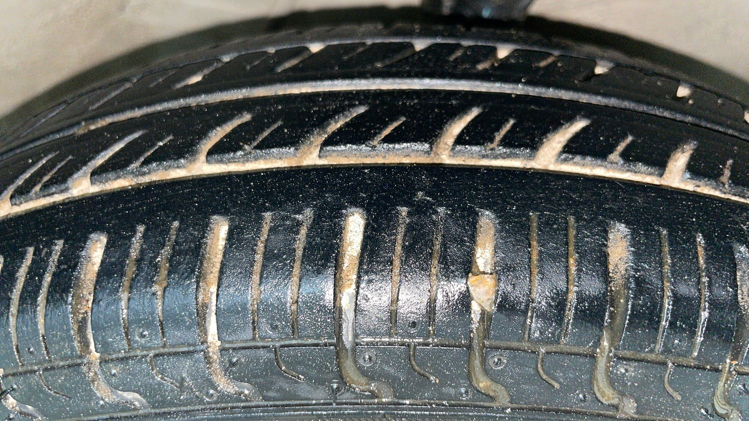 Used 2012 Maruti Suzuki Alto LXi BS-IV Petrol Manual tyres RIGHT FRONT TYRE TREAD VIEW