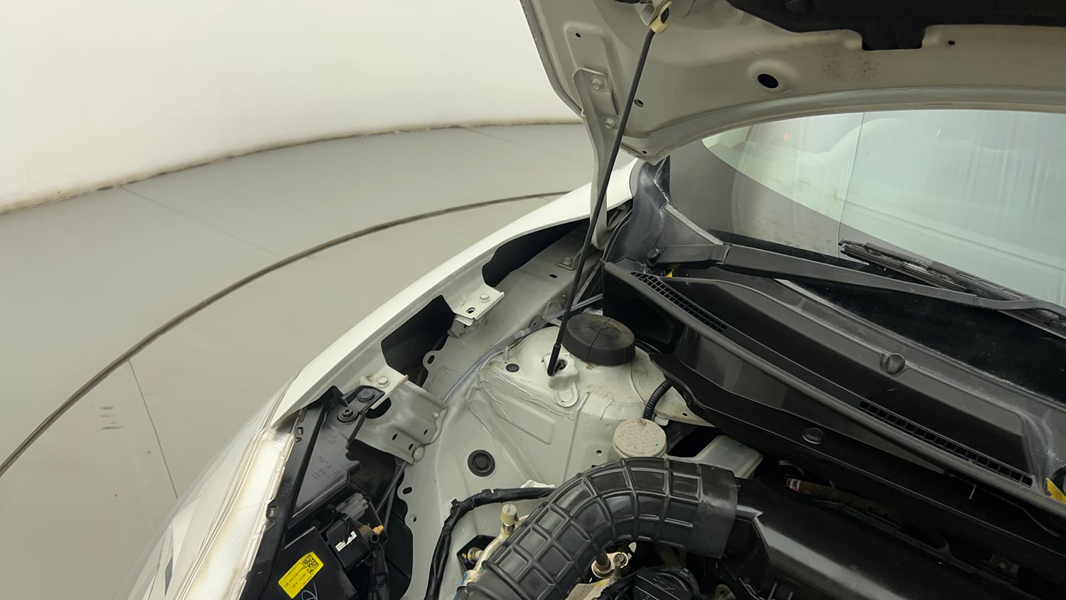 Used 2019 Maruti Suzuki Swift VXi Petrol Manual engine ENGINE RIGHT SIDE HINGE & APRON VIEW