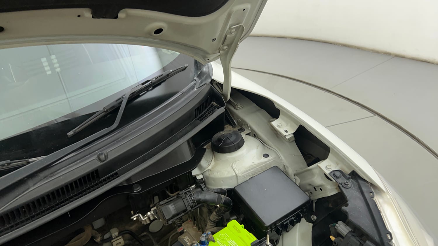 Used 2019 Maruti Suzuki Swift VXi Petrol Manual engine ENGINE LEFT SIDE HINGE & APRON VIEW