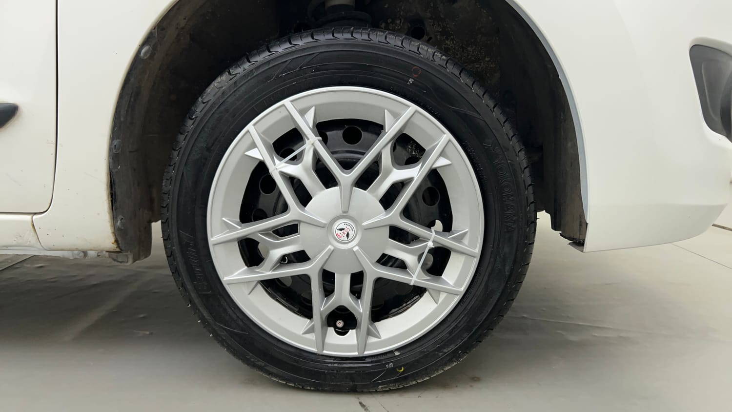 Used 2015 Maruti Suzuki Wagon R VXI Petrol Manual tyres RIGHT FRONT TYRE RIM VIEW