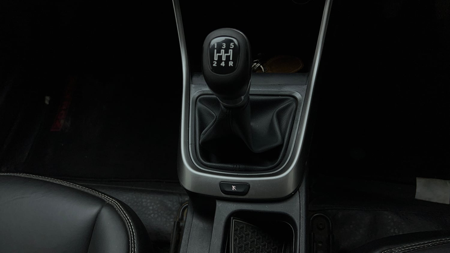 Used 2022 Tata Altroz XZ i-Turbo Petrol Petrol Manual interior GEAR  KNOB VIEW