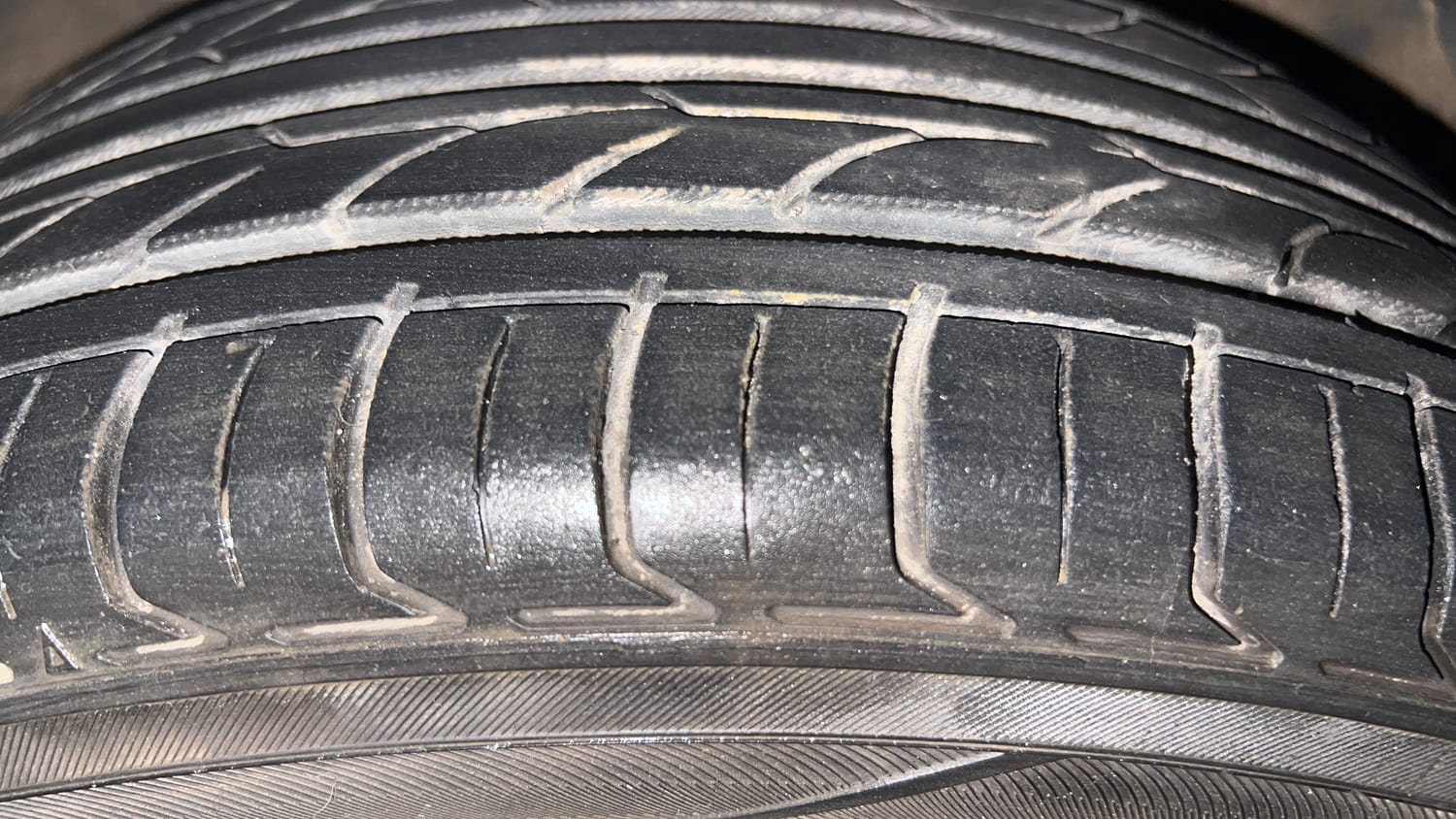 Used 2013 Hyundai Verna Fluidic 1.6 VTVT SX Opt AT Petrol Automatic tyres RIGHT FRONT TYRE TREAD VIEW