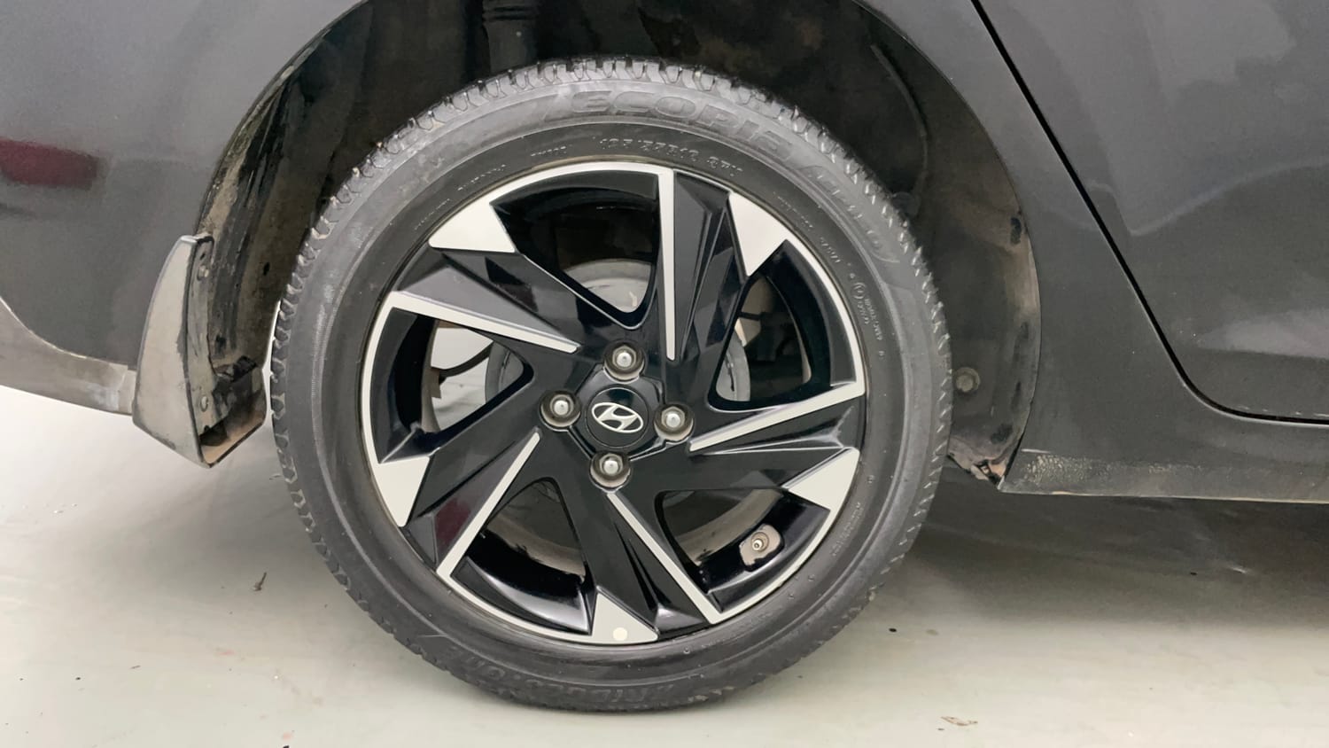 Used 2021 Hyundai Verna SX (O)1.5 MPi Petrol Manual tyres RIGHT REAR TYRE RIM VIEW