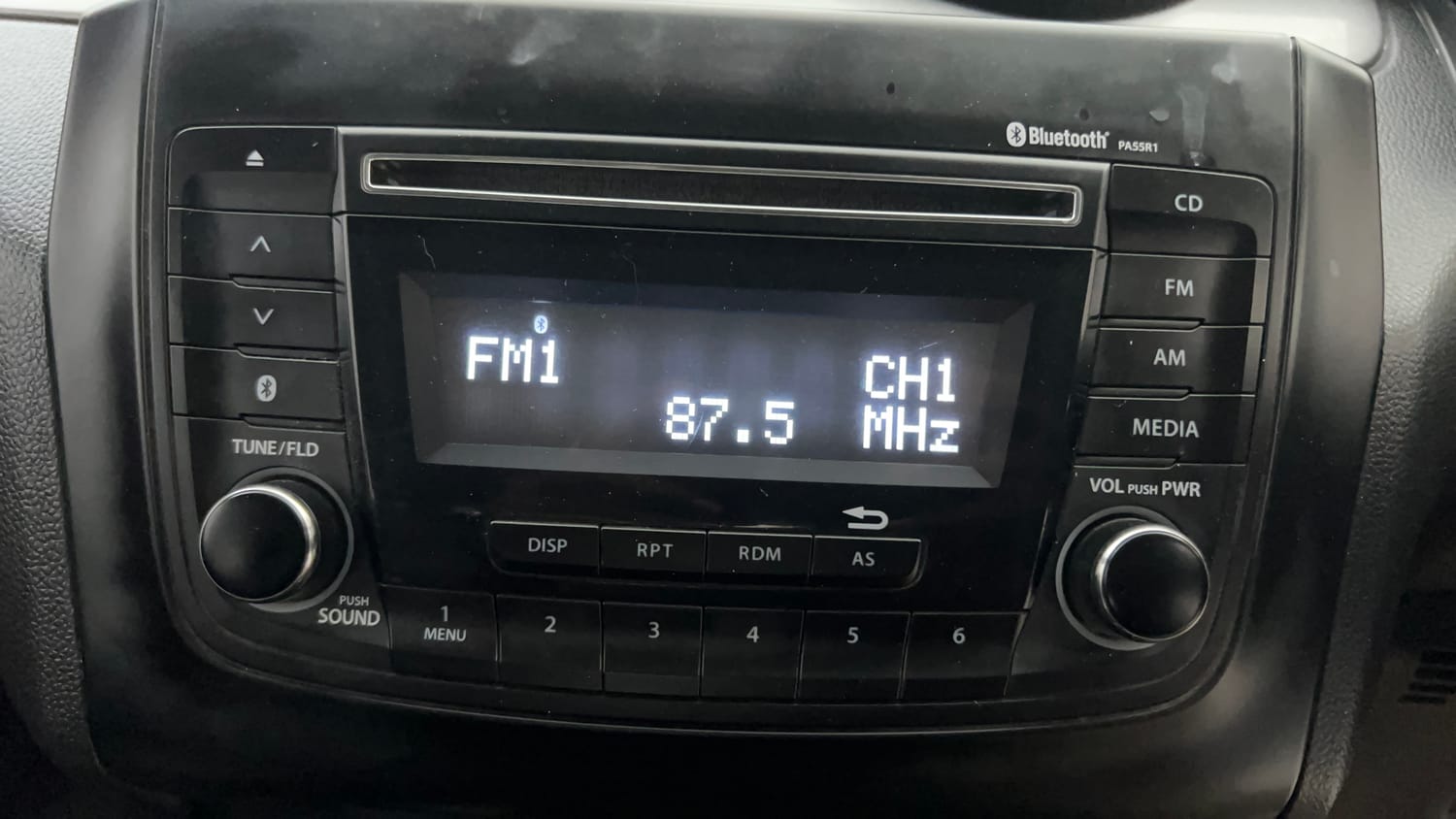 Used 2019 Maruti Suzuki Swift VXi Petrol Manual top_features Integrated (in-dash) music system