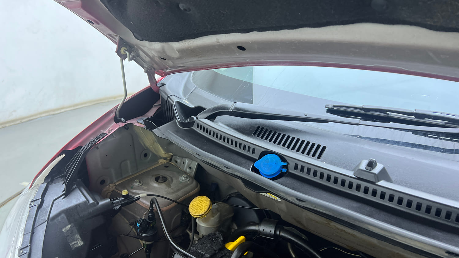Used 2017 Datsun Redi-GO T (O) Petrol Manual engine ENGINE RIGHT SIDE HINGE & APRON VIEW