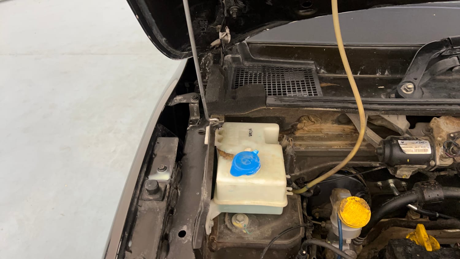 Used 2018 Renault Kwid RXL Petrol Manual engine ENGINE RIGHT SIDE HINGE & APRON VIEW