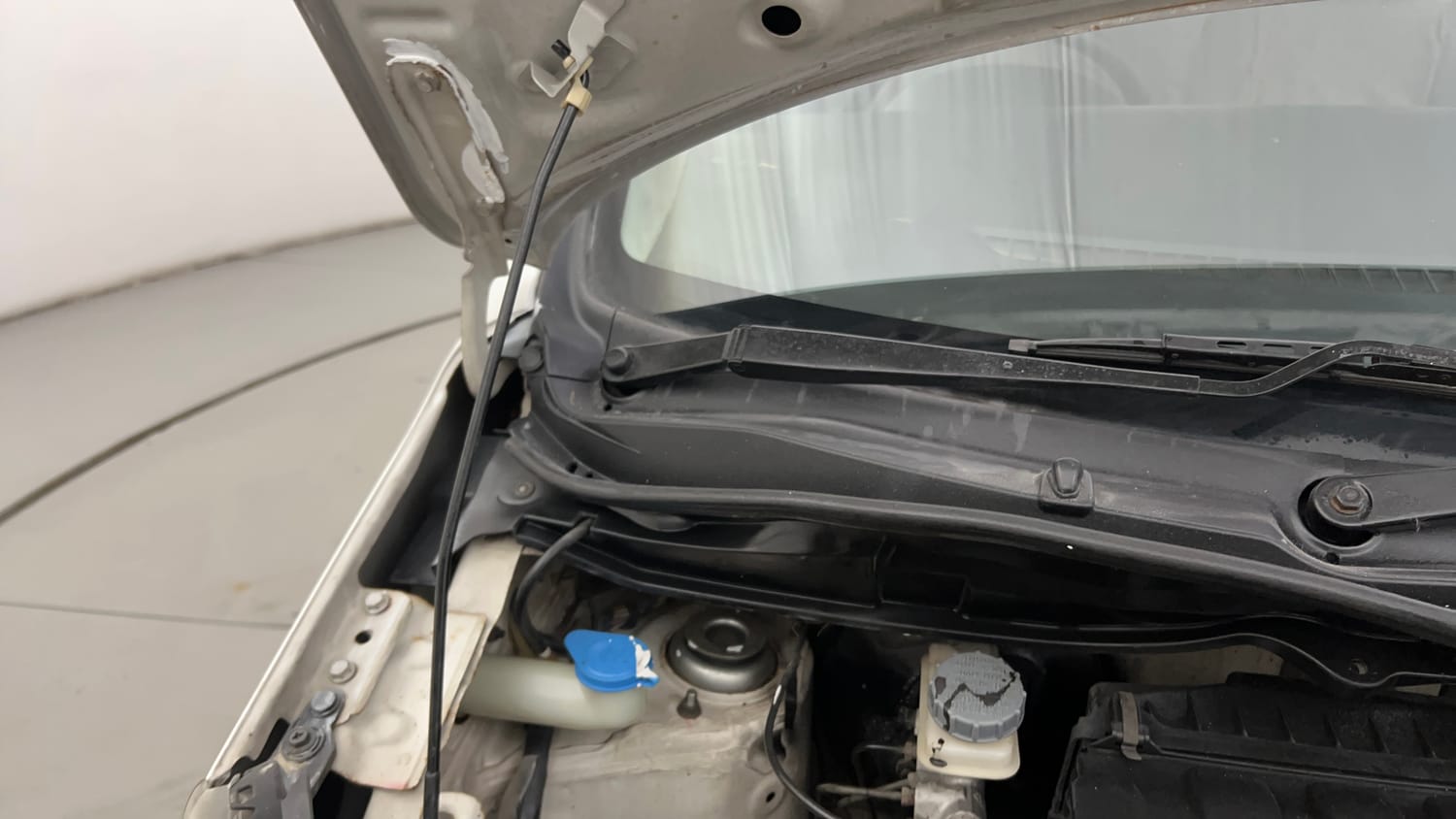 Used 2015 Maruti Suzuki Wagon R VXI Petrol Manual engine ENGINE RIGHT SIDE HINGE & APRON VIEW