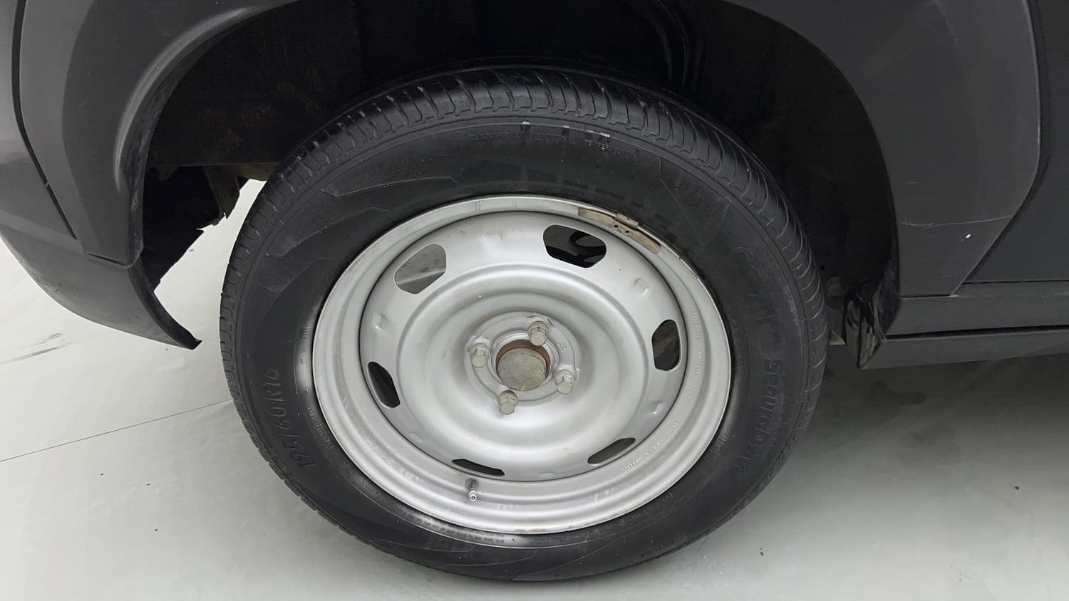 Used 2024 Nissan Magnite XE Petrol Manual tyres RIGHT REAR TYRE RIM VIEW
