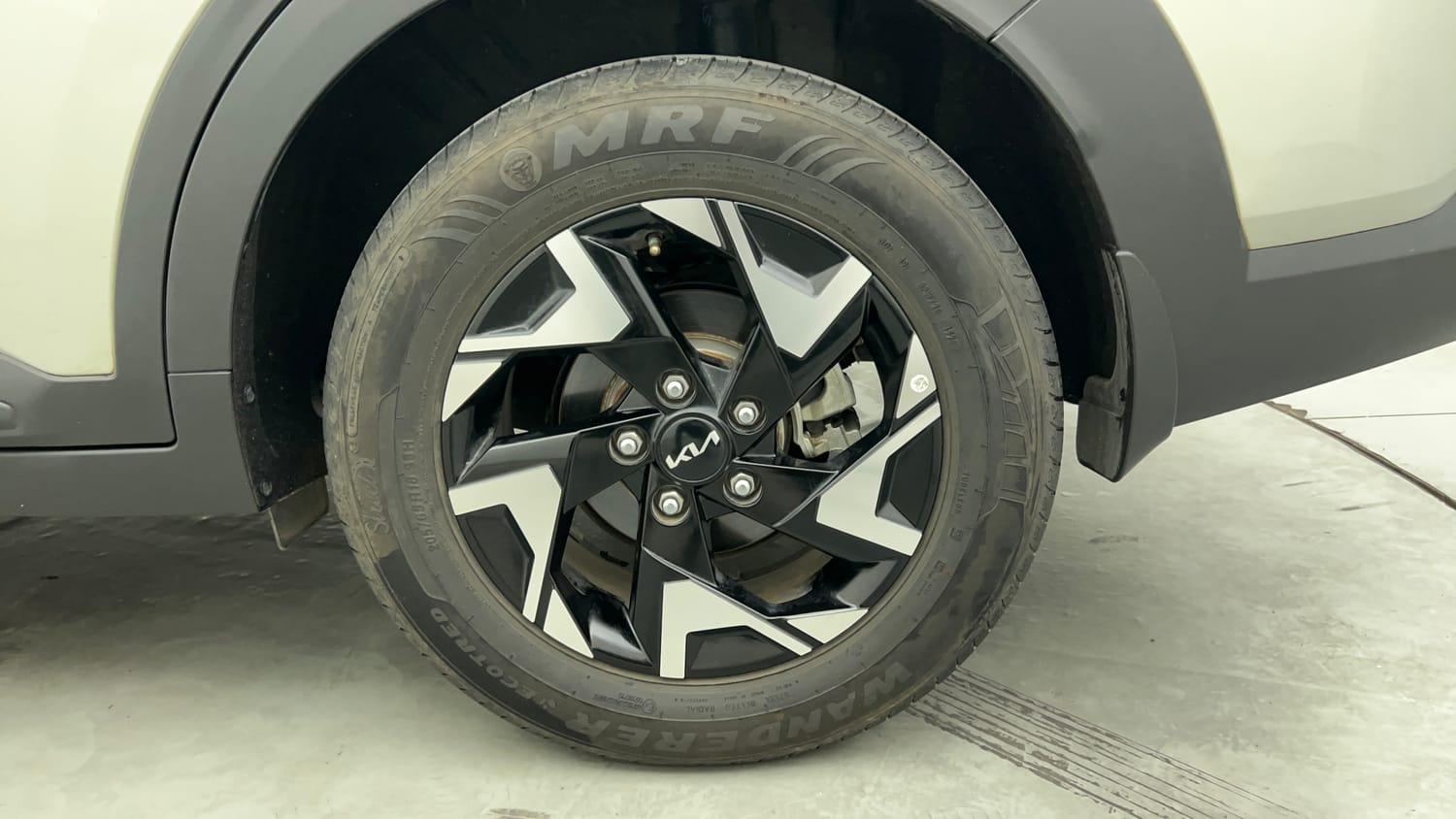 Used 2025 Kia Carens Clavis HTX Plus 1.5 Turbo Petrol 7STR DCT Petrol Automatic tyres LEFT REAR TYRE RIM VIEW