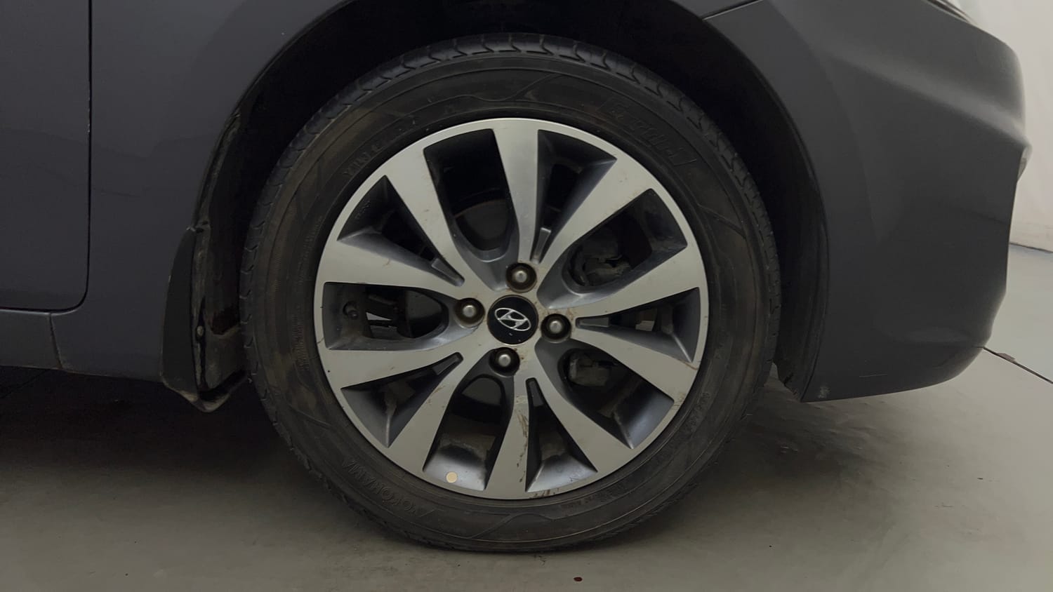 Used 2013 Hyundai Verna Fluidic 1.6 VTVT SX Opt AT Petrol Automatic tyres RIGHT FRONT TYRE RIM VIEW