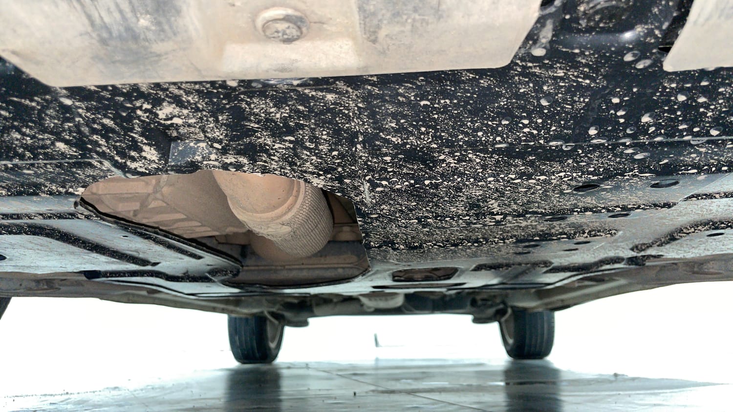 Used 2022 Mahindra XUV 300 W8 1.2 Petrol Petrol Manual extra FRONT LEFT UNDERBODY VIEW