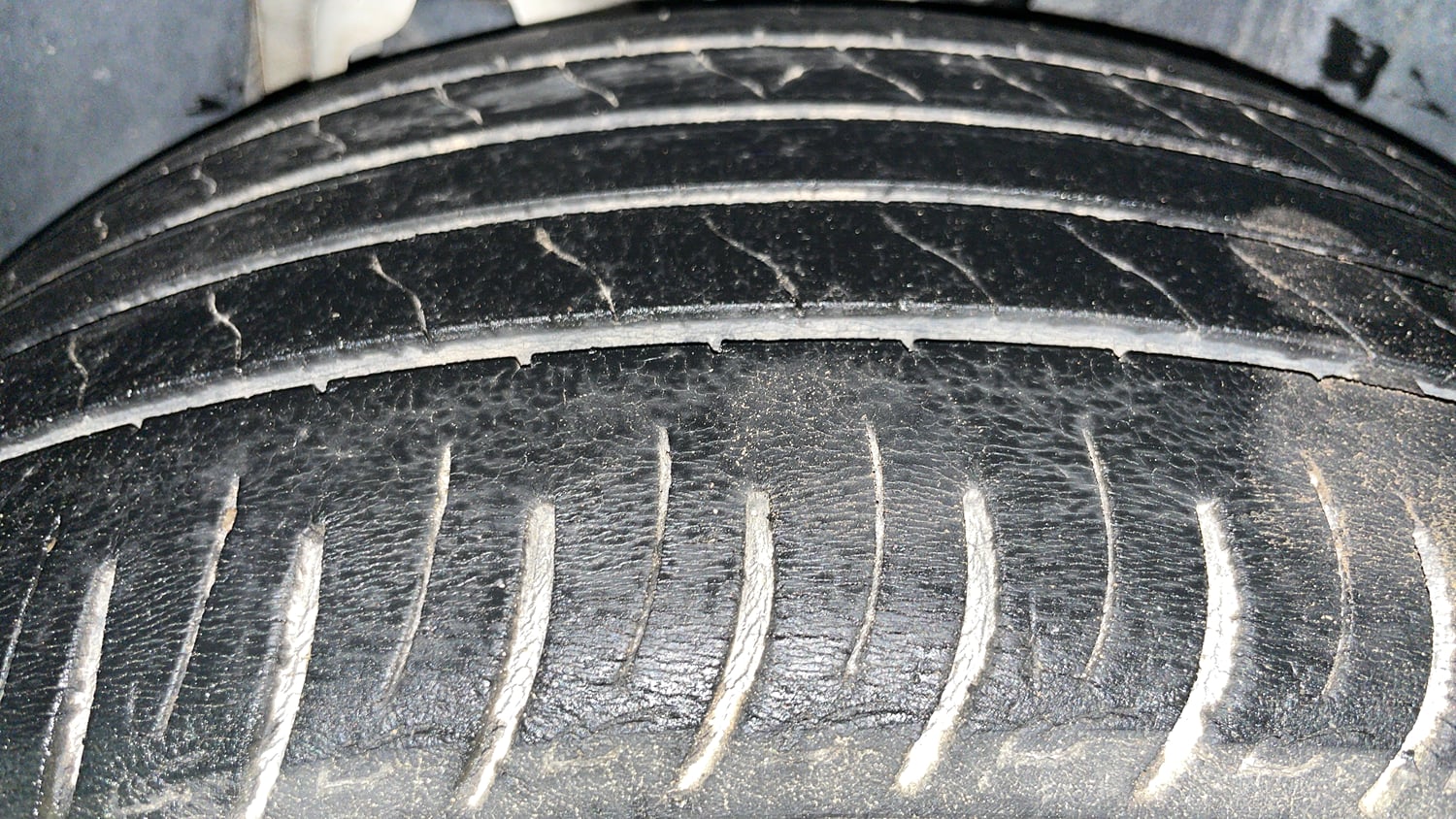 Used 2022 Mahindra XUV 300 W8 1.2 Petrol Petrol Manual tyres LEFT REAR TYRE TREAD VIEW