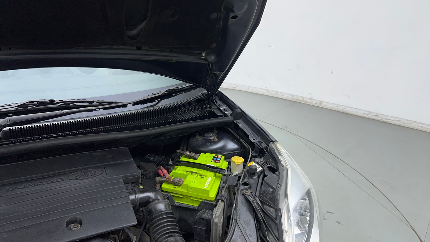 Used 2014 Ford Figo Duratec Petrol EXI 1.2 Petrol Manual engine ENGINE LEFT SIDE HINGE & APRON VIEW