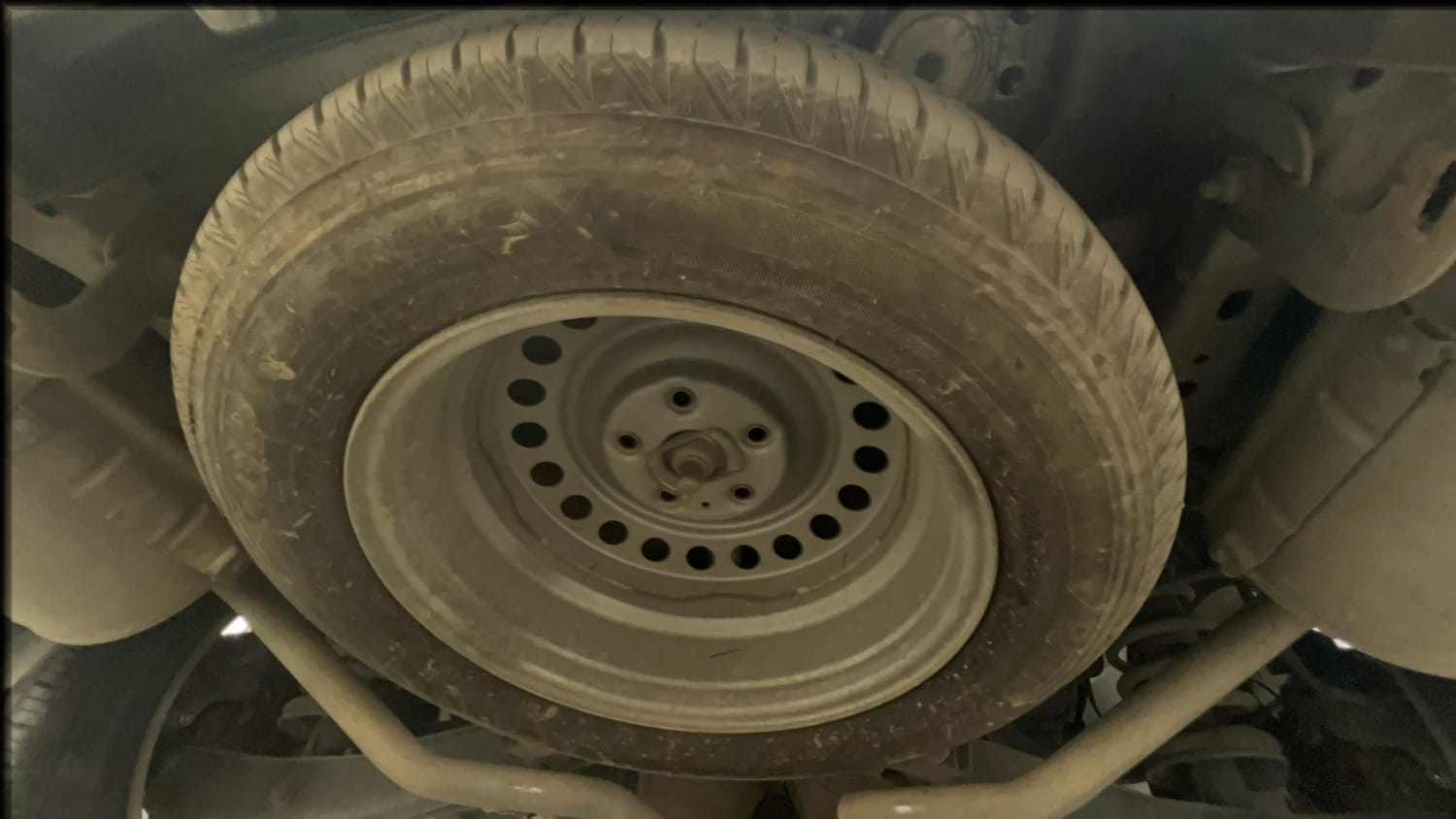 Used 2019 Mahindra XUV500 W11 (O) AT Diesel Automatic tyres SPARE TYRE VIEW