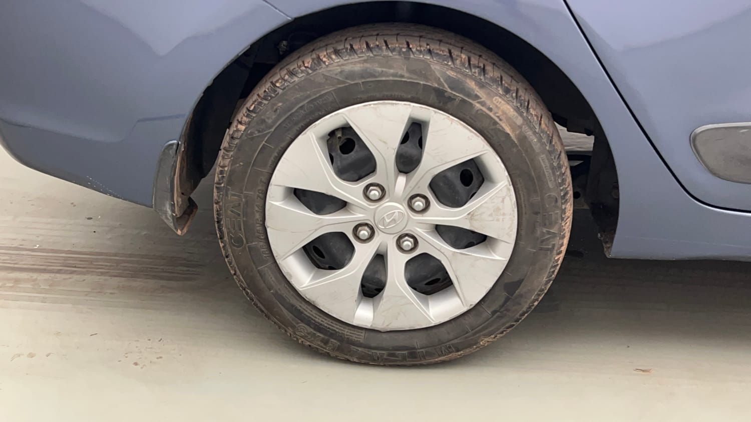 Used 2014 Hyundai Xcent S 1.2 Petrol Manual tyres RIGHT REAR TYRE RIM VIEW