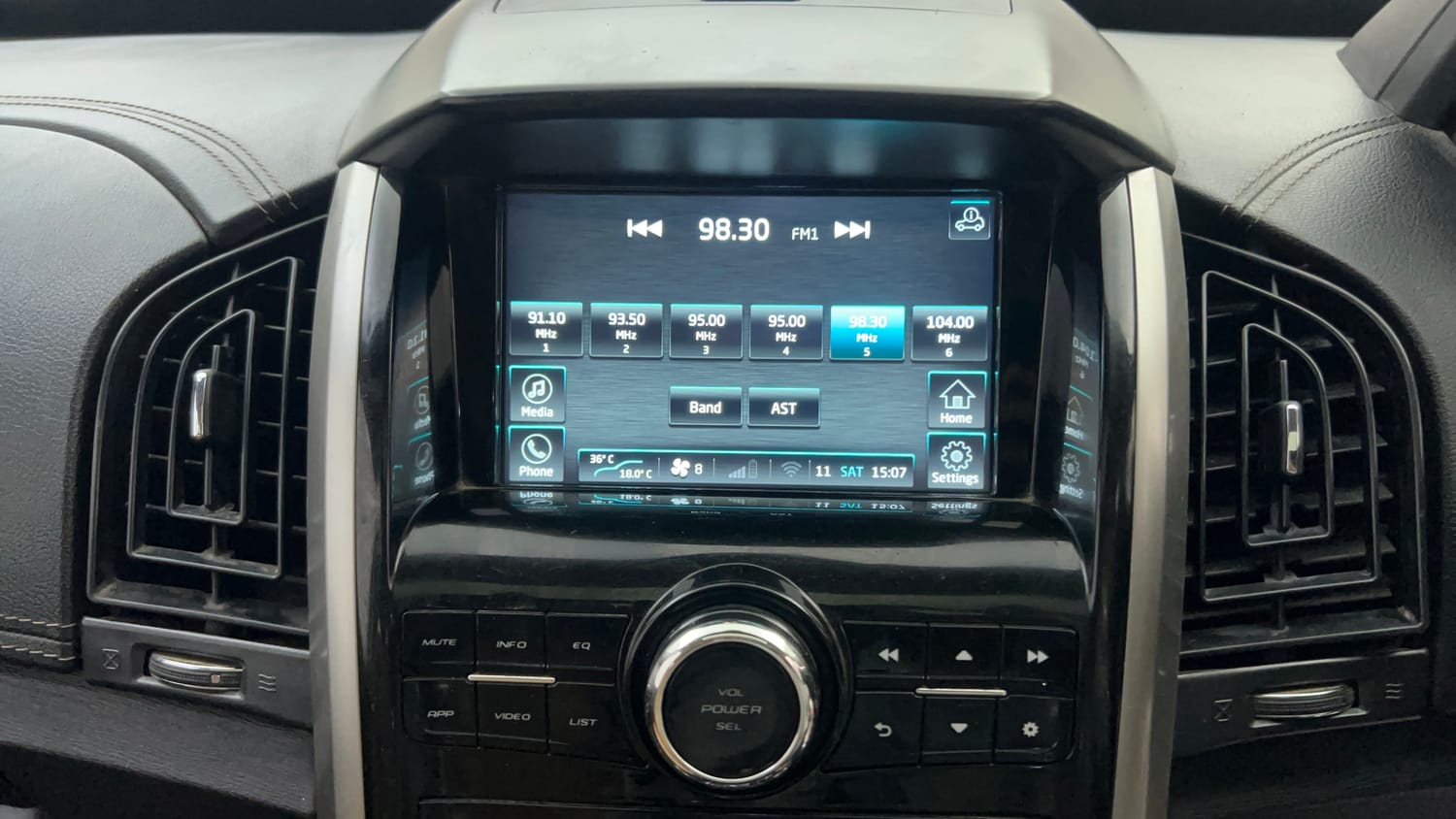 Used 2019 Mahindra XUV500 W11 (O) AT Diesel Automatic top_features Integrated (in-dash) music system