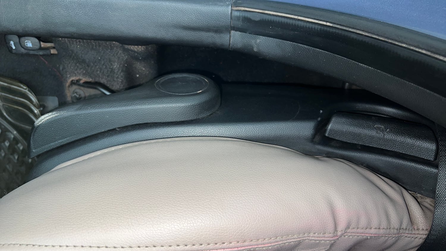 Used 2014 Hyundai Xcent S 1.2 Petrol Manual top_features Driver height adjustable seat