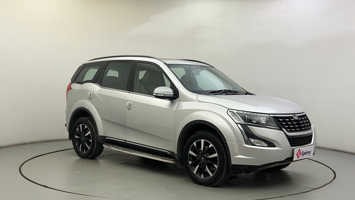 Used 2019 Mahindra XUV500 W11 (O) AT Diesel Automatic exterior RIGHT FRONT CORNER VIEW