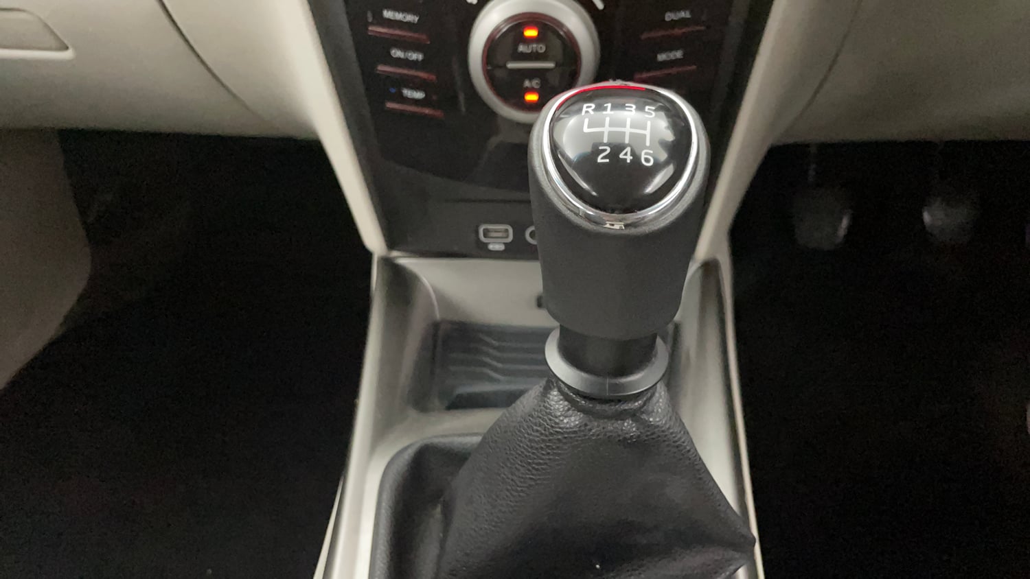 Used 2022 Mahindra XUV 300 W8 1.2 Petrol Petrol Manual interior GEAR  KNOB VIEW