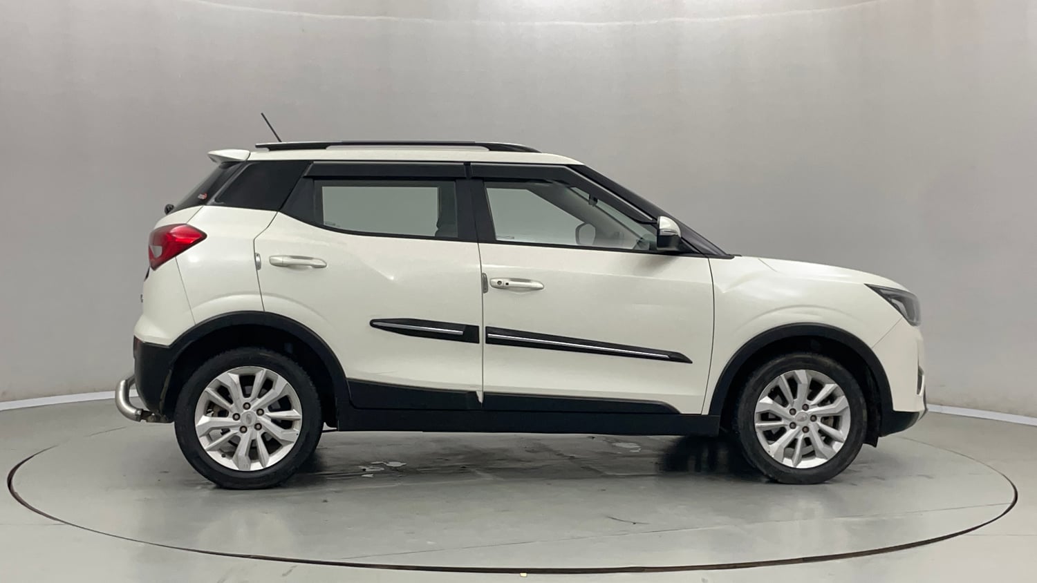Used 2022 Mahindra XUV 300 W8 1.2 Petrol Petrol Manual exterior RIGHT SIDE VIEW