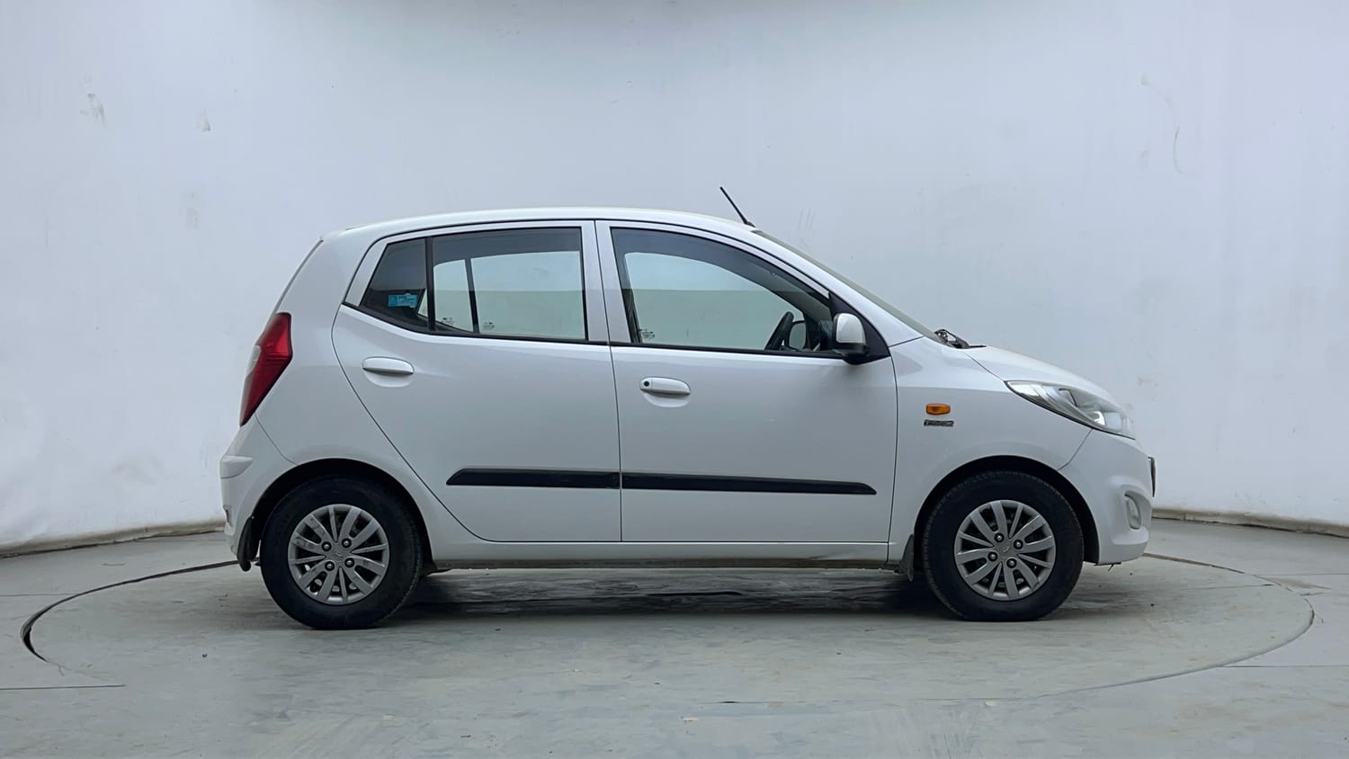 Used 2017 Hyundai i10 Sportz 1.1 iRDE2 Petrol Manual exterior RIGHT SIDE VIEW